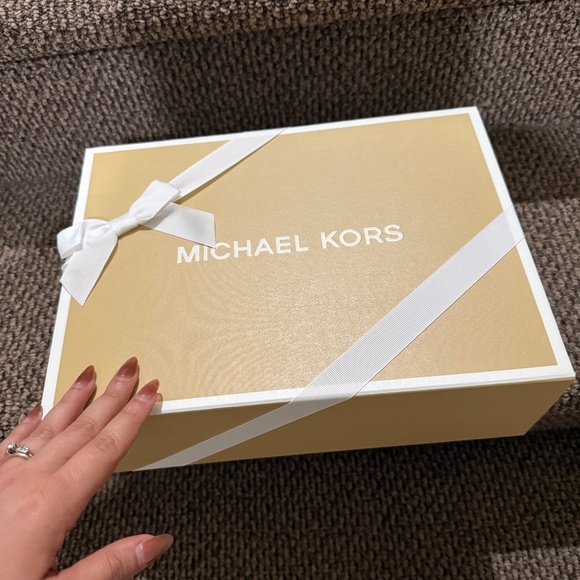 🎁 Elegant Michael Kors Gift Box – Perfect for Gifting - Picture 1 of 3